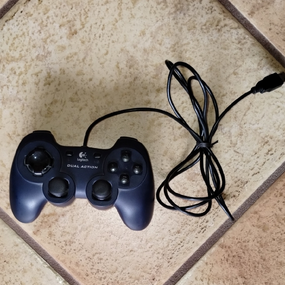 Logitech Game Pad - Picture 4 of 8